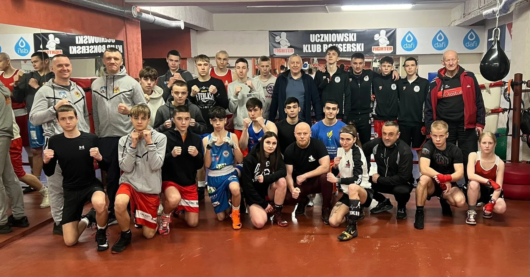 Wspólne zdjęcie zawodników, młodzieży i trenerów Żylety Boxing Club na sali treningowej